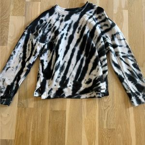 Super cute and comfy sweatshirt!!! Only worn once!!